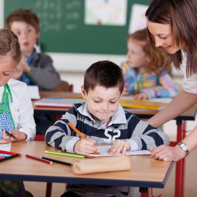 Ребенок не общается со сверстниками в школе: советы по помощи и роль частных школ на Позняках